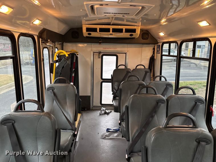 image for item FG0156 2006 Ford E350 Super Duty shuttle bus