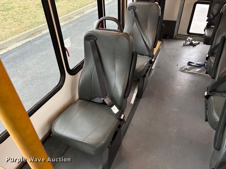 image for item FG0156 2006 Ford E350 Super Duty shuttle bus