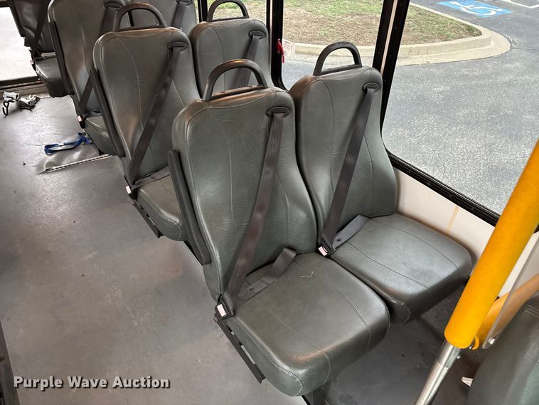 image for item FG0156 2006 Ford E350 Super Duty shuttle bus