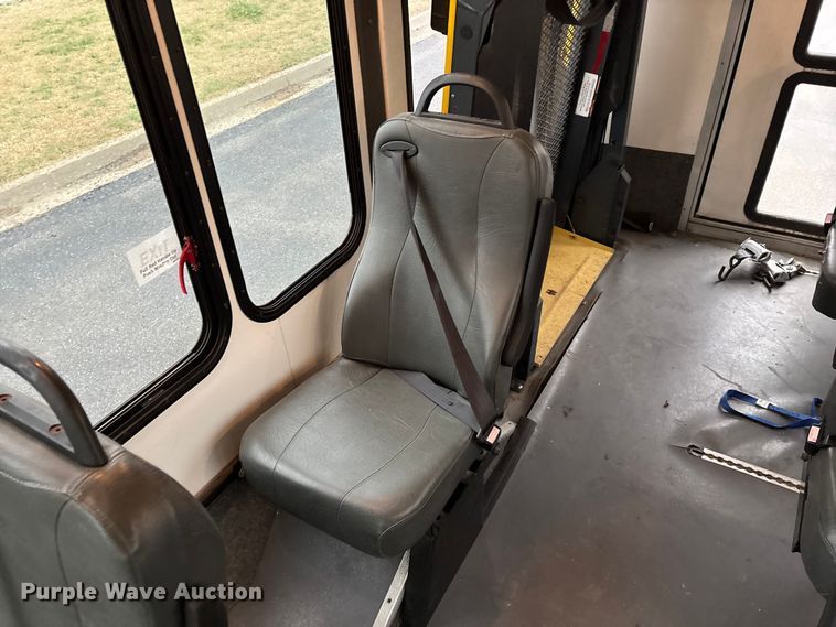 image for item FG0156 2006 Ford E350 Super Duty shuttle bus