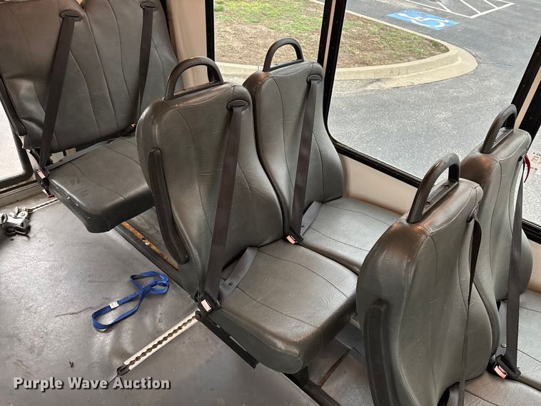 image for item FG0156 2006 Ford E350 Super Duty shuttle bus