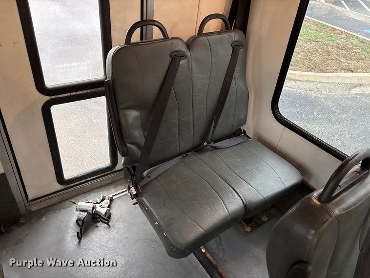 image for item FG0156 2006 Ford E350 Super Duty shuttle bus