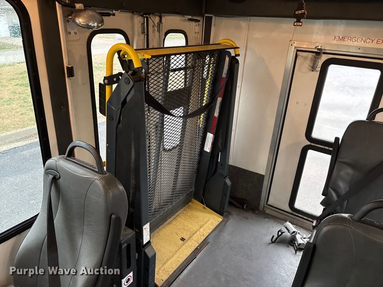 image for item FG0156 2006 Ford E350 Super Duty shuttle bus