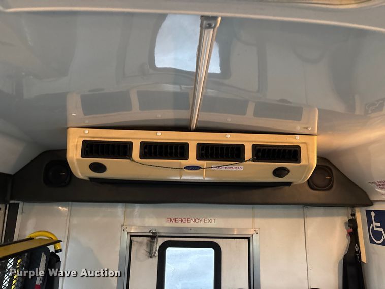 image for item FG0156 2006 Ford E350 Super Duty shuttle bus