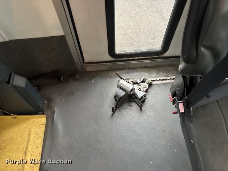 image for item FG0156 2006 Ford E350 Super Duty shuttle bus