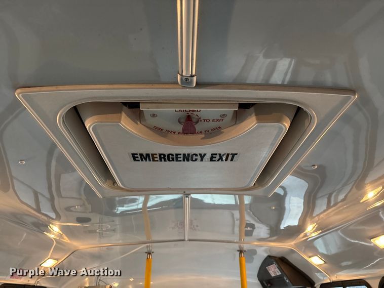 image for item FG0156 2006 Ford E350 Super Duty shuttle bus