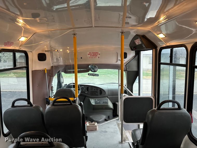 image for item FG0156 2006 Ford E350 Super Duty shuttle bus