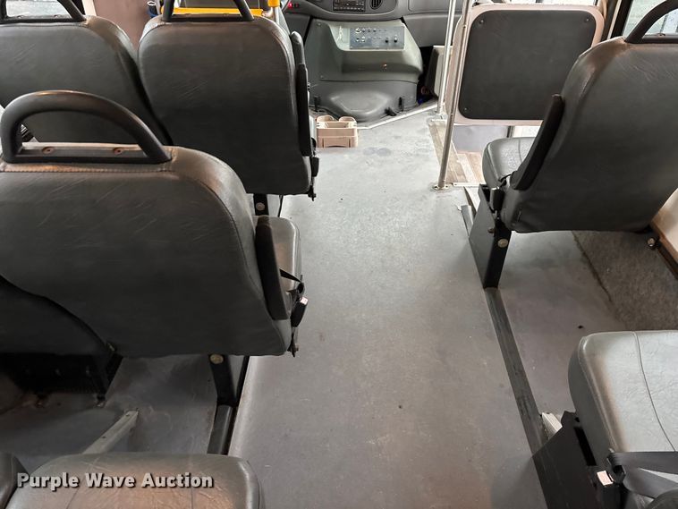 image for item FG0156 2006 Ford E350 Super Duty shuttle bus