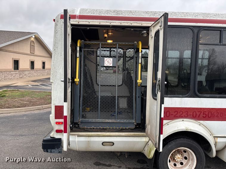 image for item FG0156 2006 Ford E350 Super Duty shuttle bus