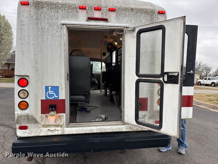 image for item FG0156 2006 Ford E350 Super Duty shuttle bus