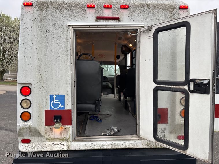 image for item FG0156 2006 Ford E350 Super Duty shuttle bus