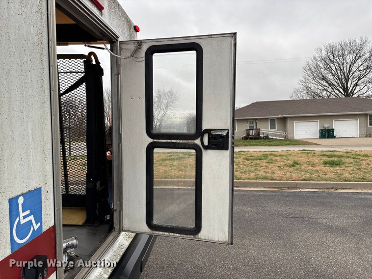 image for item FG0156 2006 Ford E350 Super Duty shuttle bus