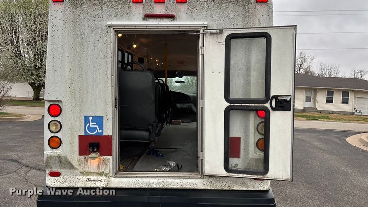 image for item FG0156 2006 Ford E350 Super Duty shuttle bus