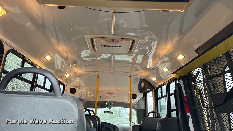 image for item FG0156 2006 Ford E350 Super Duty shuttle bus