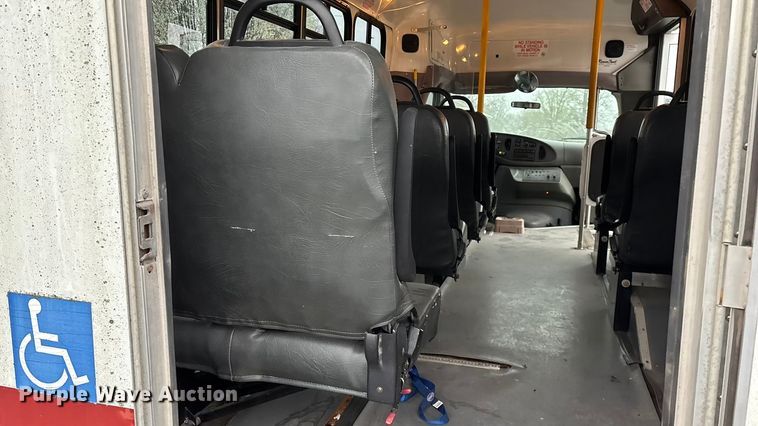 image for item FG0156 2006 Ford E350 Super Duty shuttle bus