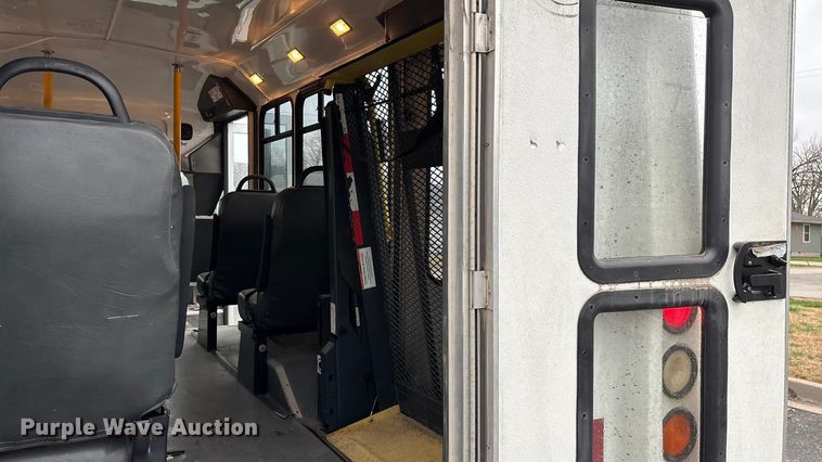 image for item FG0156 2006 Ford E350 Super Duty shuttle bus