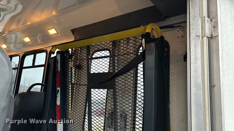 image for item FG0156 2006 Ford E350 Super Duty shuttle bus