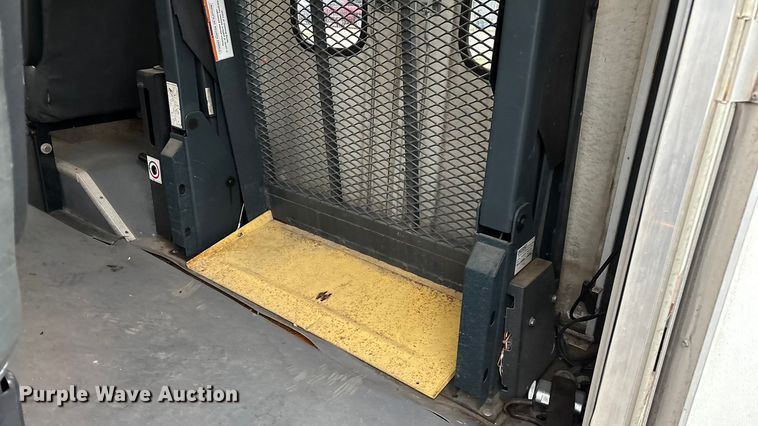 image for item FG0156 2006 Ford E350 Super Duty shuttle bus