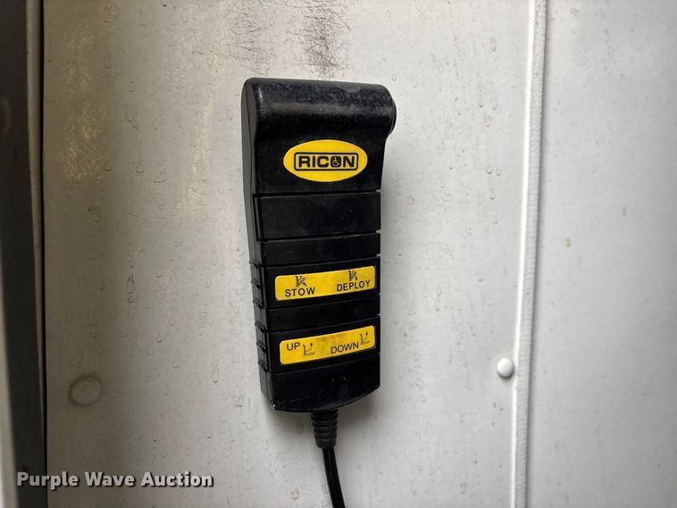 image for item FG0156 2006 Ford E350 Super Duty shuttle bus