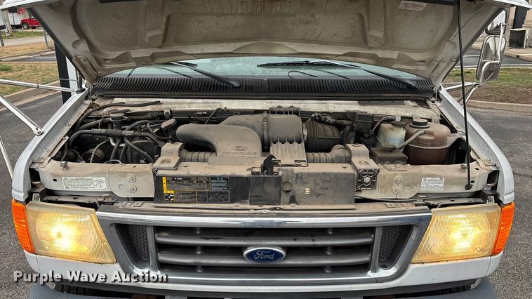 image for item FG0156 2006 Ford E350 Super Duty shuttle bus