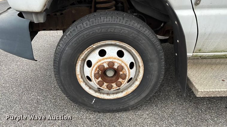 image for item FG0156 2006 Ford E350 Super Duty shuttle bus