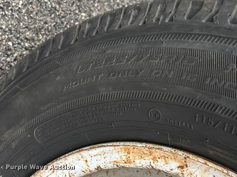 image for item FG0156 2006 Ford E350 Super Duty shuttle bus