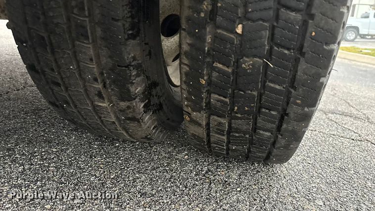 image for item FG0156 2006 Ford E350 Super Duty shuttle bus