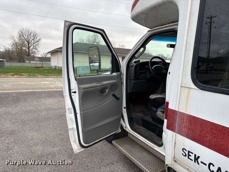 image for item FG0157 2008 Ford E350 Super Duty shuttle bus