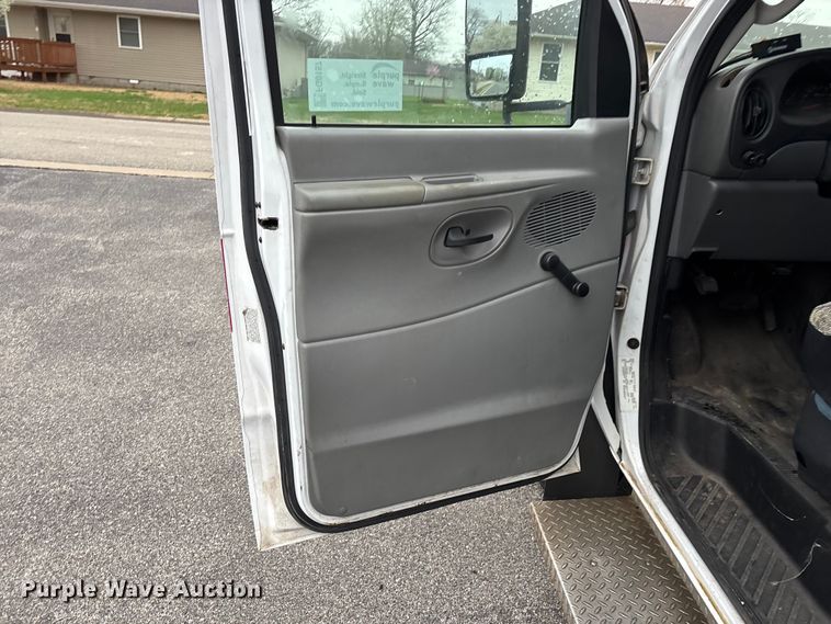 image for item FG0157 2008 Ford E350 Super Duty shuttle bus