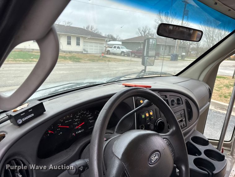 image for item FG0157 2008 Ford E350 Super Duty shuttle bus