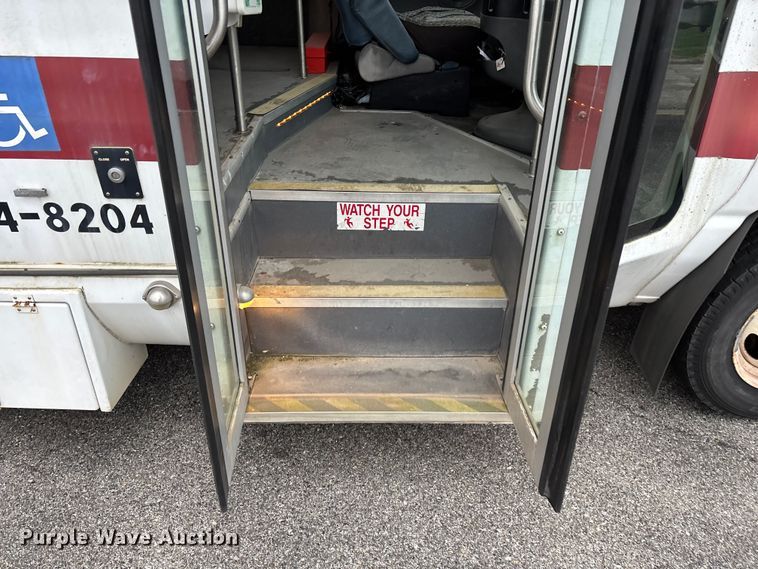 image for item FG0157 2008 Ford E350 Super Duty shuttle bus