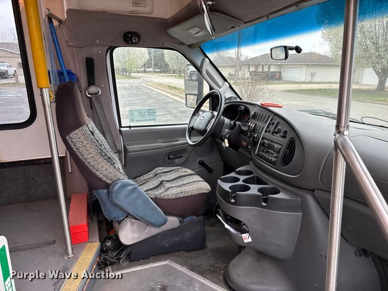 image for item FG0157 2008 Ford E350 Super Duty shuttle bus