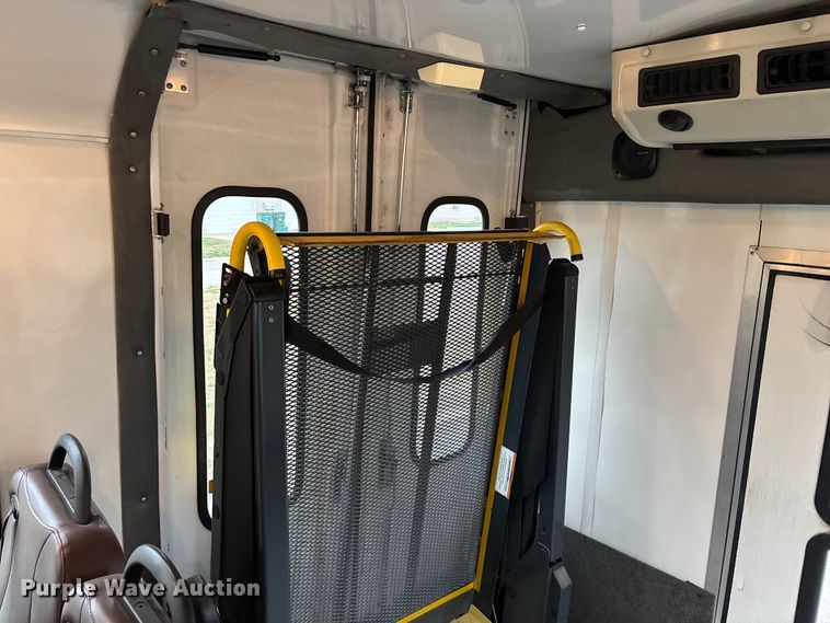 image for item FG0157 2008 Ford E350 Super Duty shuttle bus