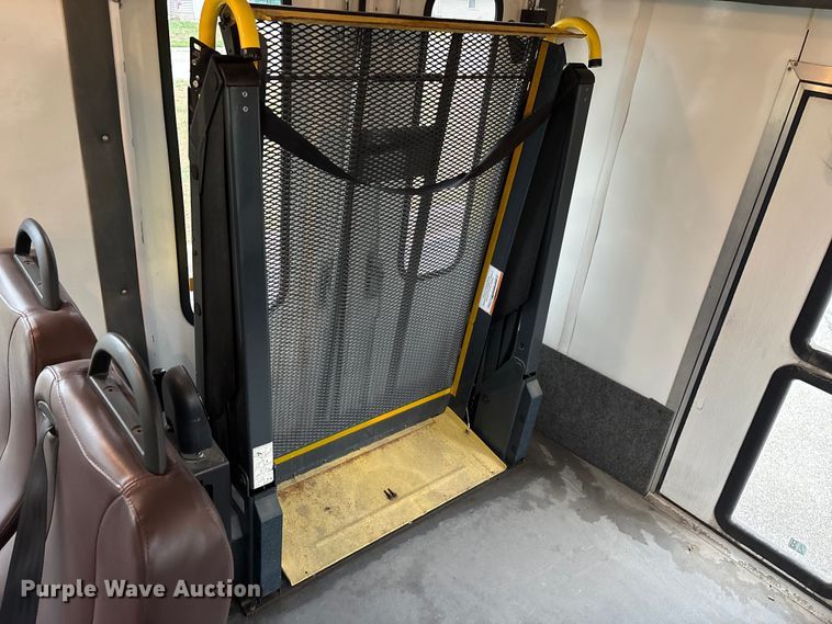 image for item FG0157 2008 Ford E350 Super Duty shuttle bus