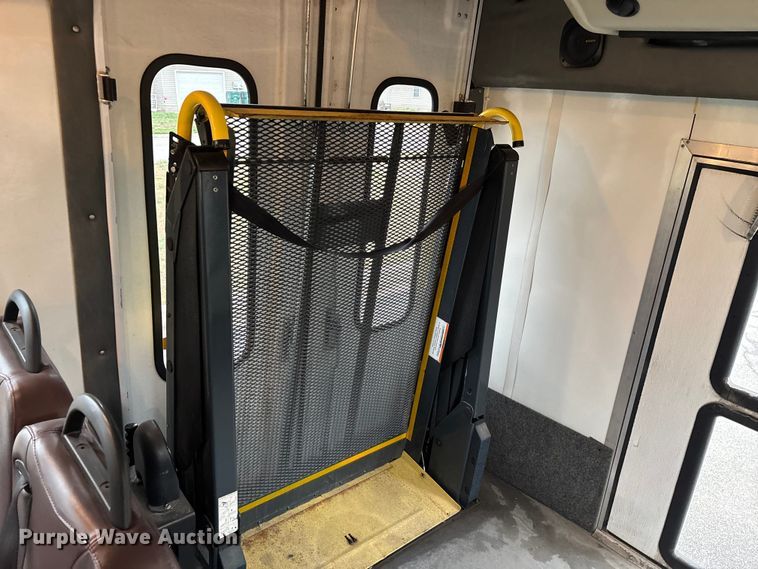 image for item FG0157 2008 Ford E350 Super Duty shuttle bus