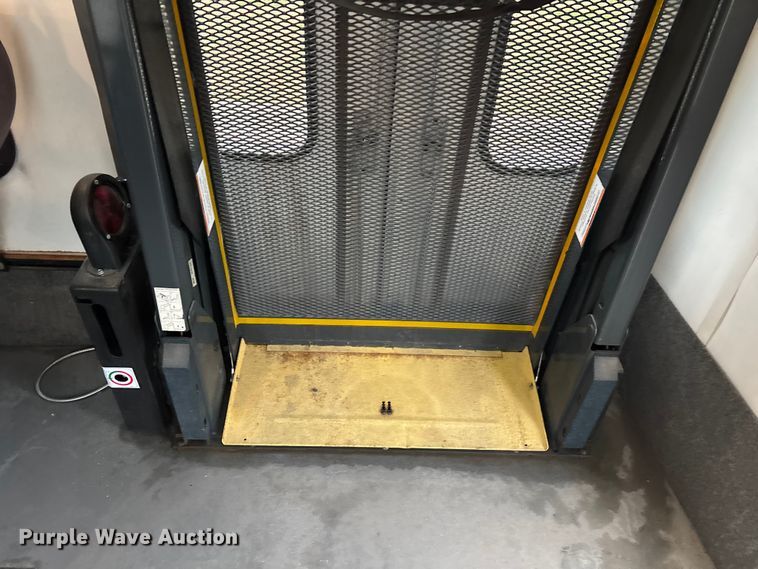 image for item FG0157 2008 Ford E350 Super Duty shuttle bus