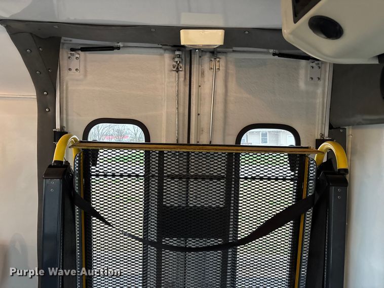 image for item FG0157 2008 Ford E350 Super Duty shuttle bus