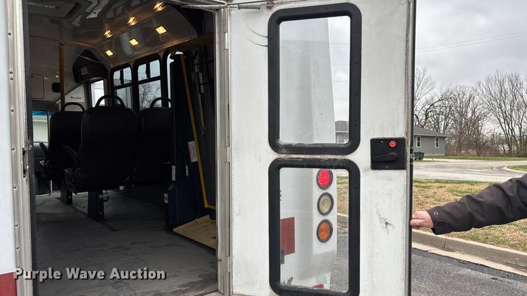 image for item FG0157 2008 Ford E350 Super Duty shuttle bus