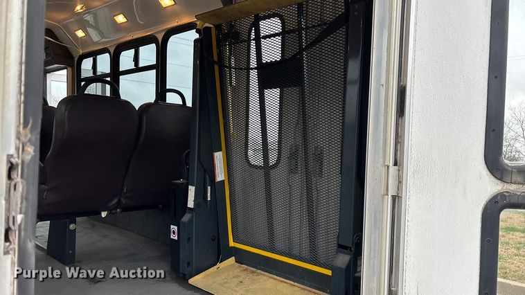 image for item FG0157 2008 Ford E350 Super Duty shuttle bus