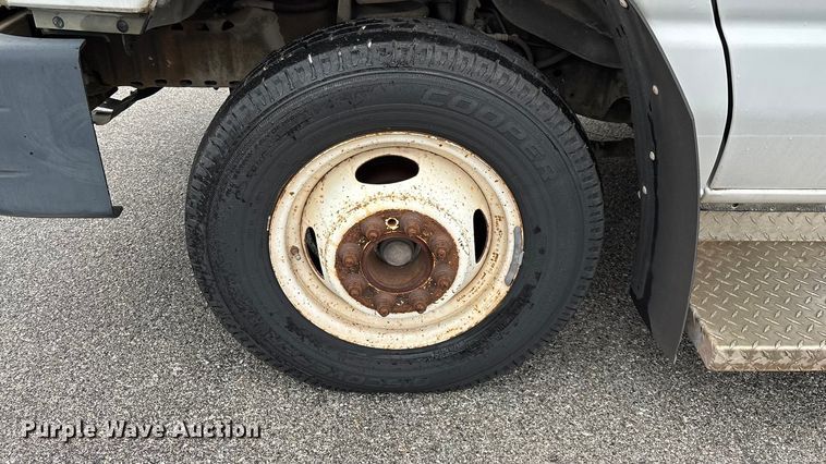 image for item FG0157 2008 Ford E350 Super Duty shuttle bus