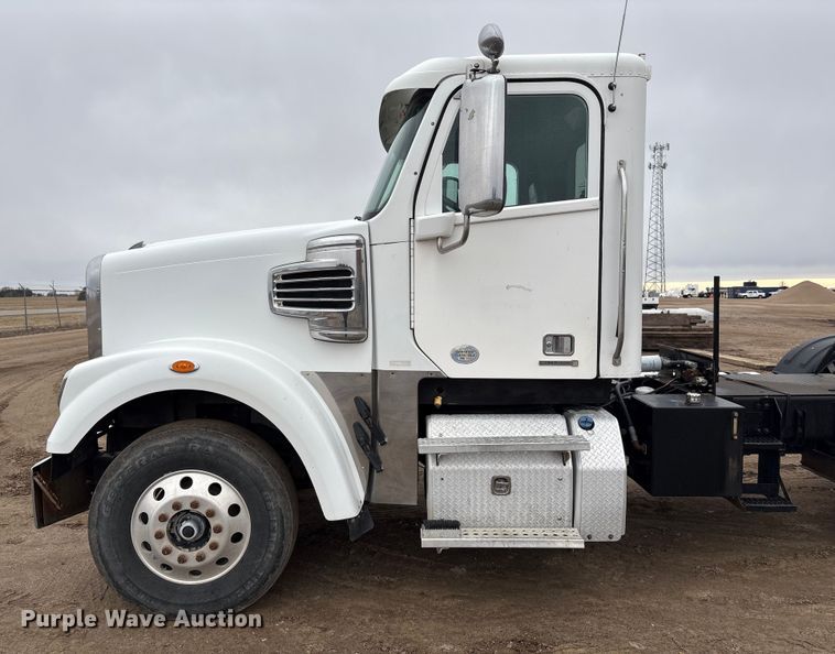 image for item FG2532 2011 Freightliner Coronado semi truck