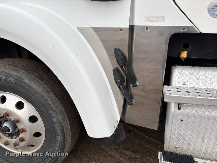 image for item FG2532 2011 Freightliner Coronado semi truck