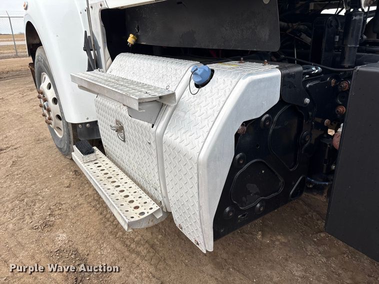 image for item FG2532 2011 Freightliner Coronado semi truck