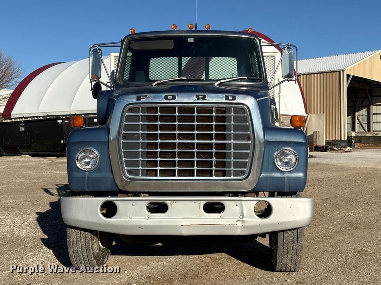 image for item FG2728 1977 Ford 800 flatbed truck