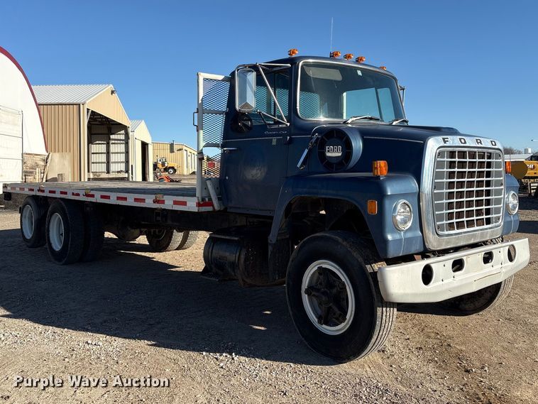 image for item FG2728 1977 Ford 800 flatbed truck