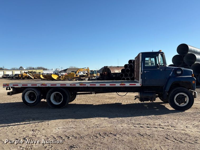 image for item FG2728 1977 Ford 800 flatbed truck