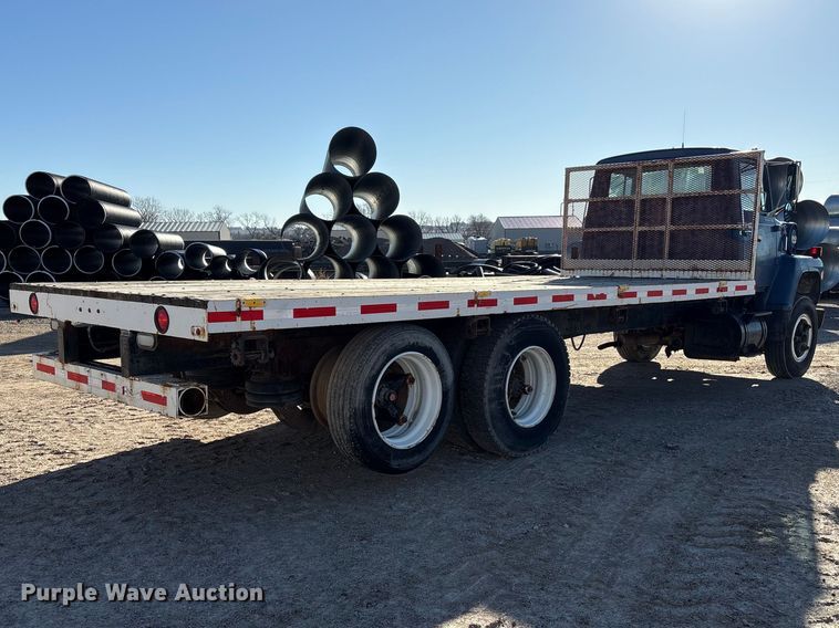 image for item FG2728 1977 Ford 800 flatbed truck