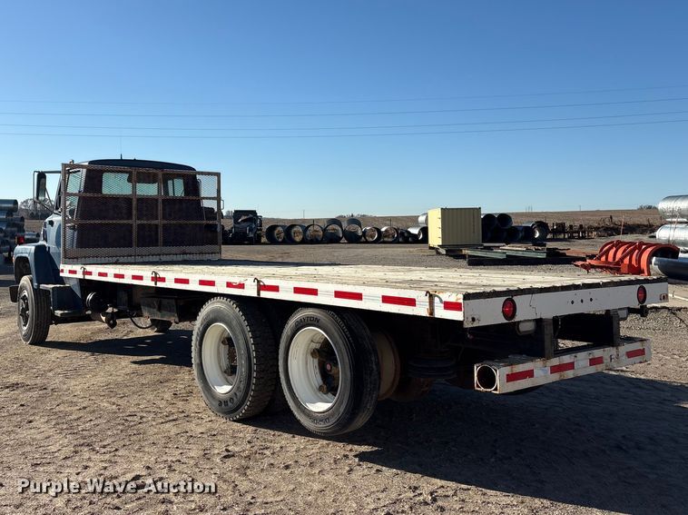 image for item FG2728 1977 Ford 800 flatbed truck