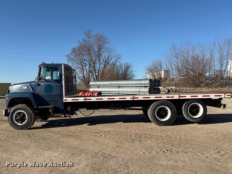 image for item FG2728 1977 Ford 800 flatbed truck