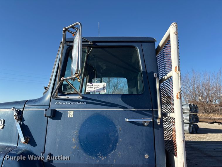 image for item FG2728 1977 Ford 800 flatbed truck